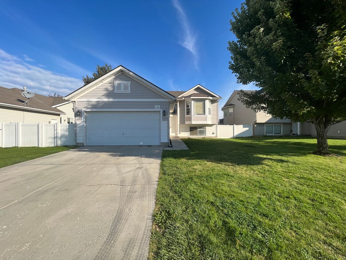 Primary Photo - Beautiful home available Now!