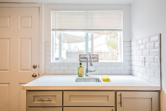 Building Photo - 4770 Bancroft St Studio B