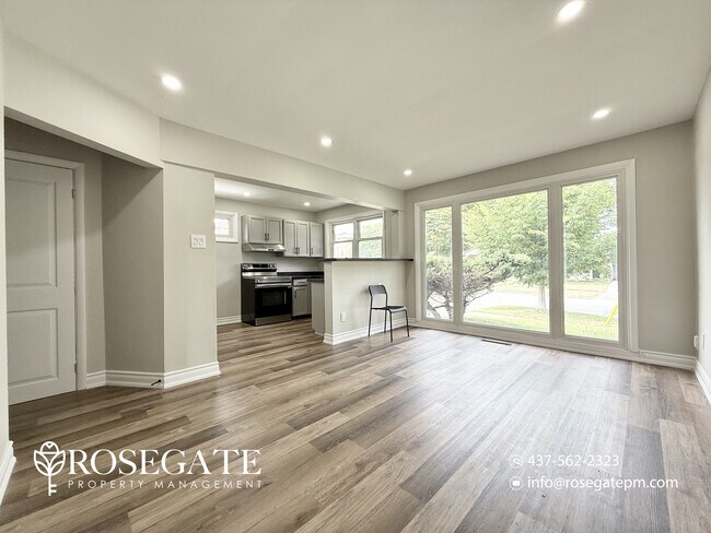 Photo du bâtiment - Spacious 3-Bedroom Main Level Apartment with Shared Laundry – Scarborough
