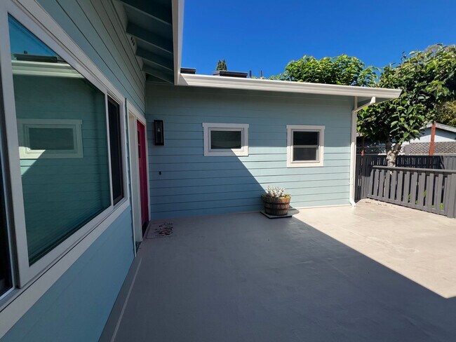 Foto del edificio - Remodeled Single Story 3 Bedroom/2 Bathroo...