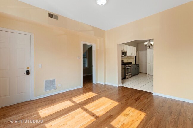 Foto del edificio - 3329 N Leavitt St