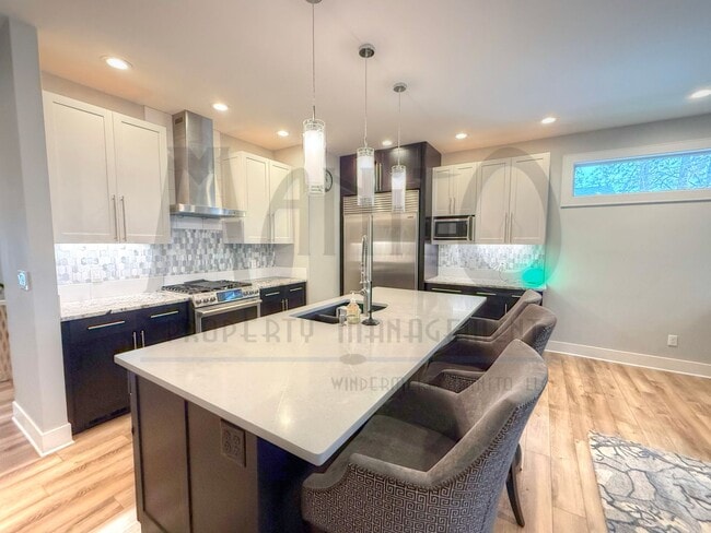 Building Photo - Spacious South Hill Home