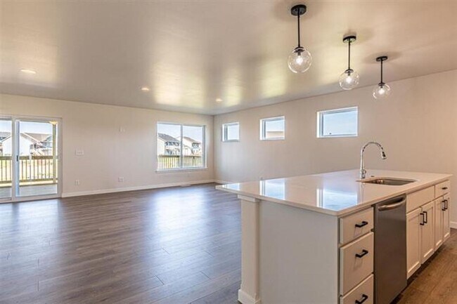 Foto del edificio - Brand New Condo with Screened Porch, Deck ...
