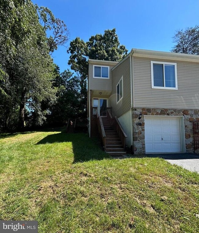 Building Photo - 319 Lynley Ln