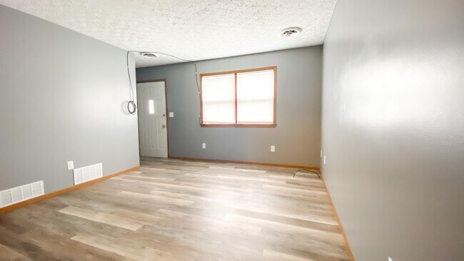 Building Photo - 303 Country Villa Ln