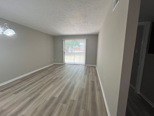 Foto del edificio - 301 E Second St