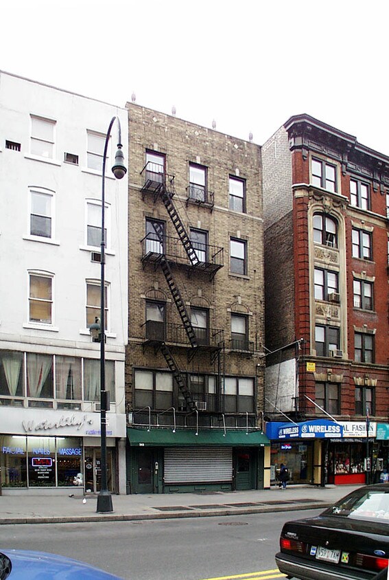 Foto principal - 243 E 14th St