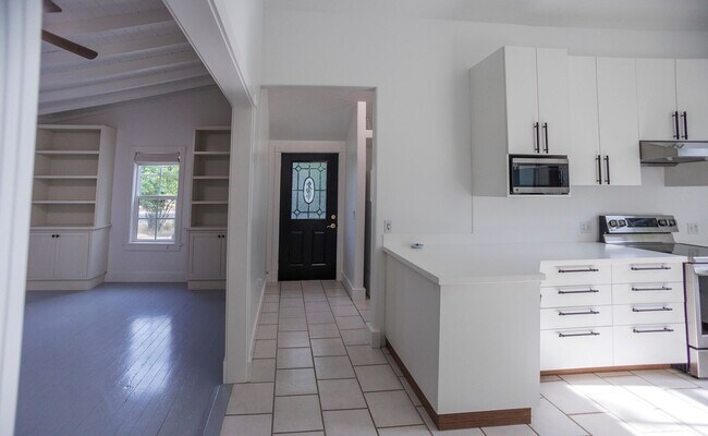Foto del edificio - Charming 3-bedroom, 2-bathroom home locate...