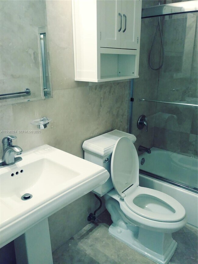 Foto del edificio - 1864 NE 46th St