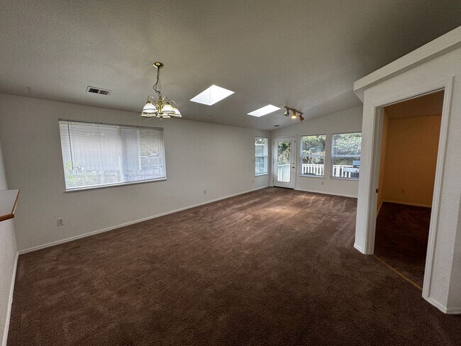 Foto del edificio - Beautiful pet-friendly home in a wooded ar...