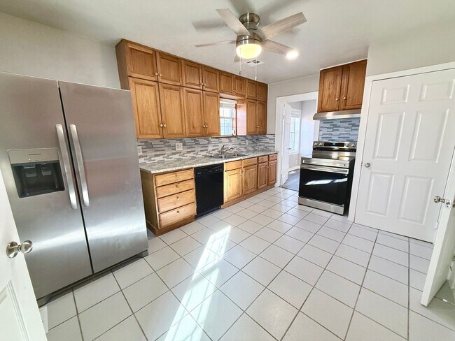 Foto del edificio - Large 4BD 2BA Home w/ Bonus Room close to Oklahoma City University!!