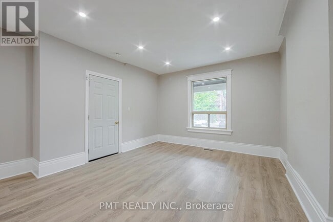 Photo du bâtiment - 25 Sandford Ave