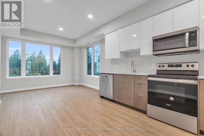 Building Photo - 708-708 Woolwich St
