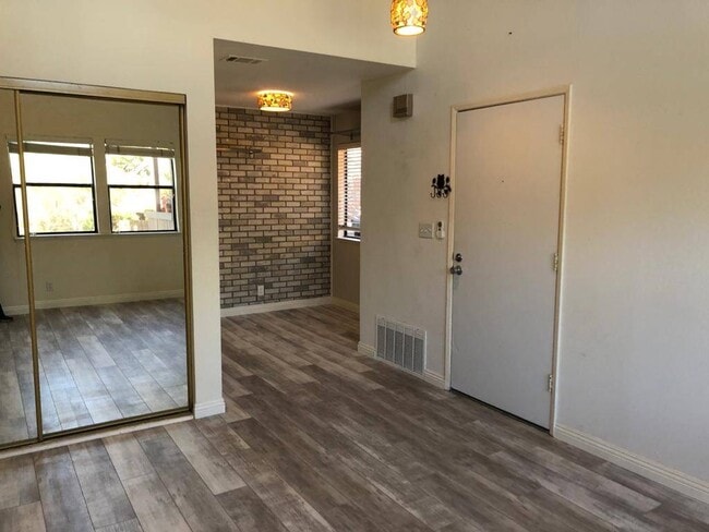Building Photo - 815 Camelback Pl