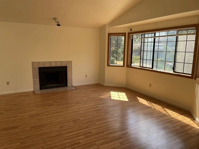 Photo - Spacious 3-bed, 2.5-bath house in Wallingf...