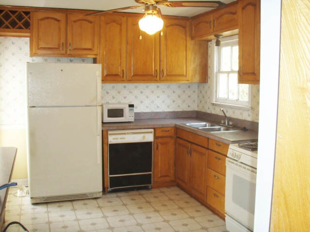 Kitchen has all its appliances, even a stackable W/D - 4812 Birchman Ave