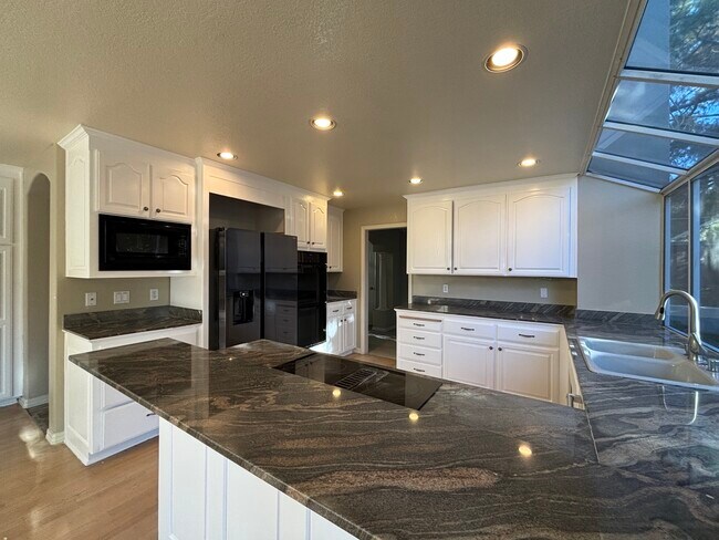 Building Photo - 127 Rassani Dr