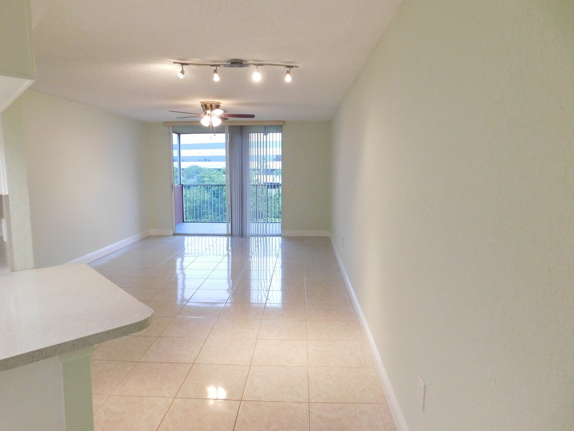 Foto principal - 8235 Lake Dr