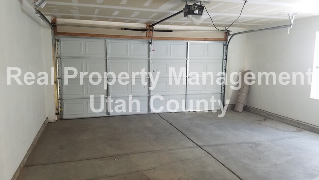 Building Photo - Stunning Townhome in Lehi