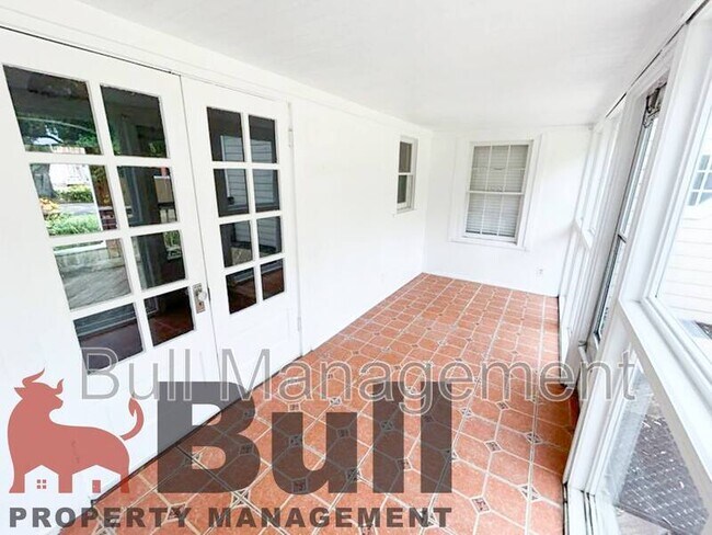 Building Photo - 712 Floral Dr