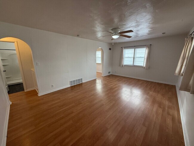 Foto del edificio - Two Bedroom, One bathroom, Pet Friendly Ho...