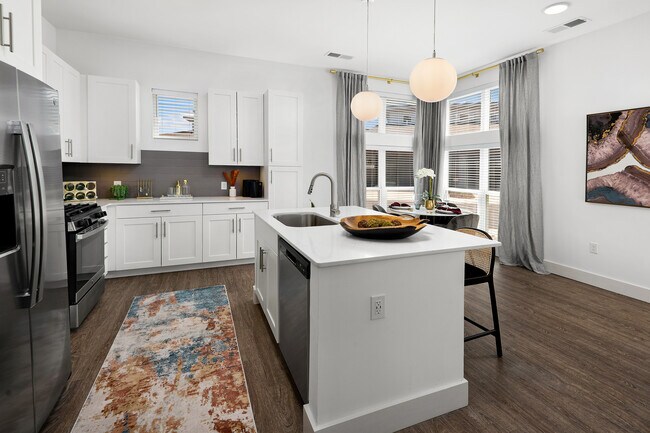 Foto del edificio - 555 Lakeview Pkwy