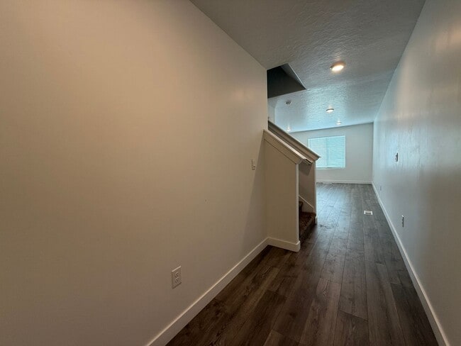 Foto del edificio - Beautifully Updated 4-Bedroom Townhome in ...