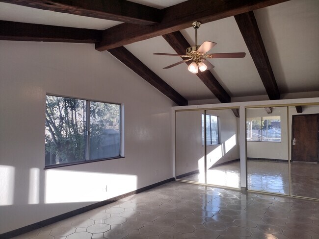 Foto del edificio - 2913 Roosevelt Ln