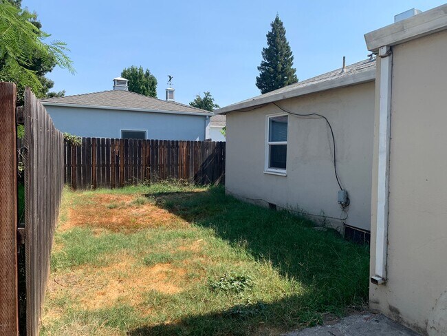 Building Photo - 2 bed / 1 ba house - Yuba City
