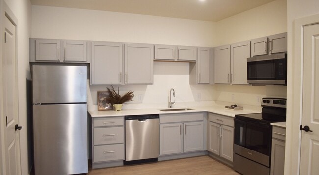 Building Photo - Fairway Flats Apartments