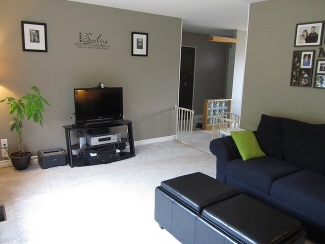 Photo du bâtiment - 3 Bedroom Main Floor Bungalow in Oshawa