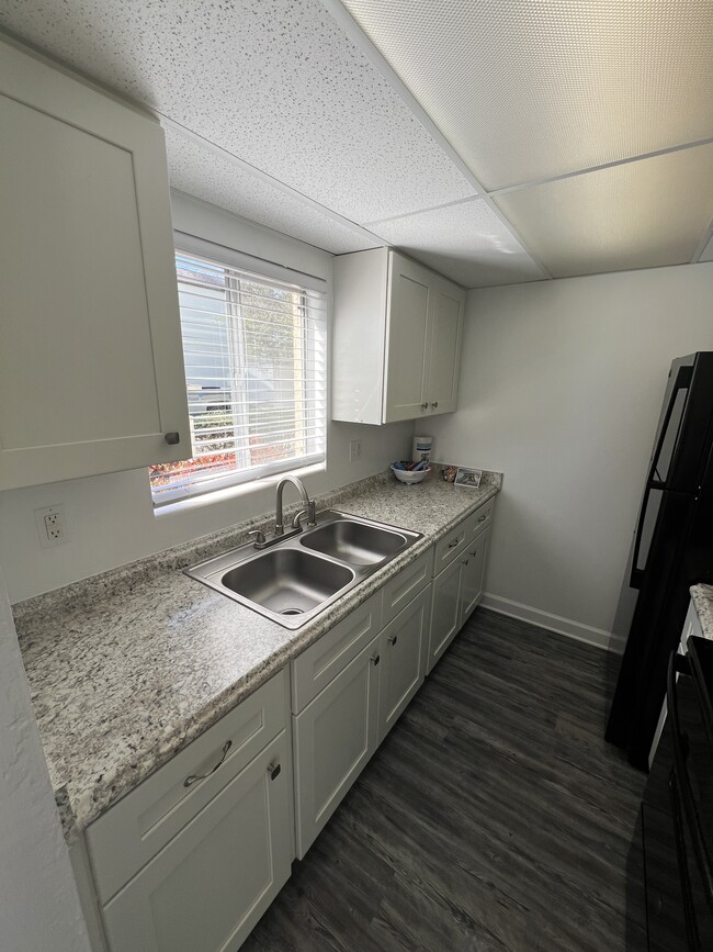 Kitchen - Golfview Apartments