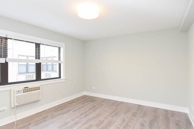 Building Photo - 450 W Barry Ave