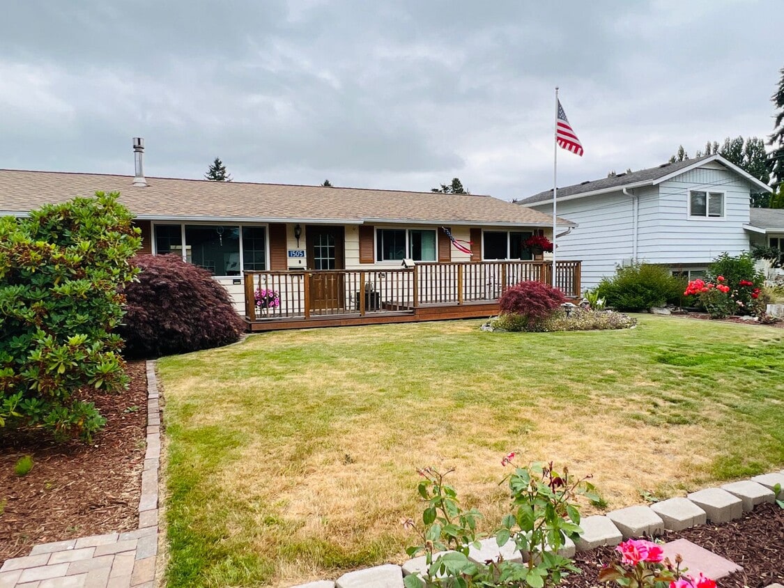 Primary Photo - Beautiful yard, 3 bedroom 1 bath rambler i...