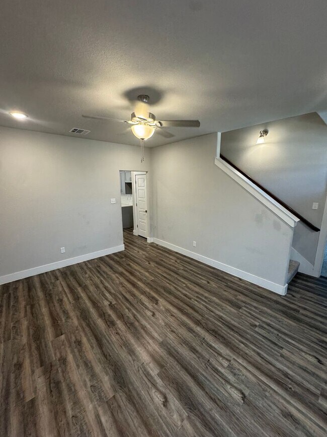 Building Photo - 3/2.5 Home in Inviting Neighborhood!!