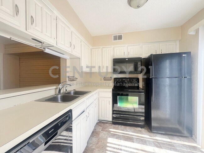 Foto del edificio - Beautiful 2-story 1/1.5 Mediterranean Style Condo in Gated Dallas Community For Rent!