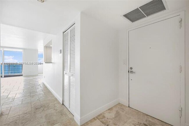 Building Photo - 1420 Brickell Bay Dr