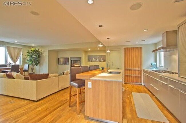 Foto del edificio - Elegant Contemporary Town Home with 2 bedrooms/4 baths with Private Elevator Coming Available Soon!