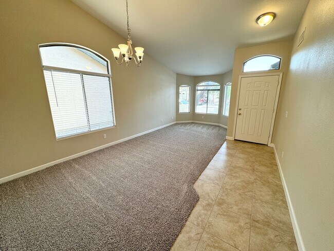 Foto del edificio - Remodeled 4 Bedroom/2.5 Bath Home In Litch...
