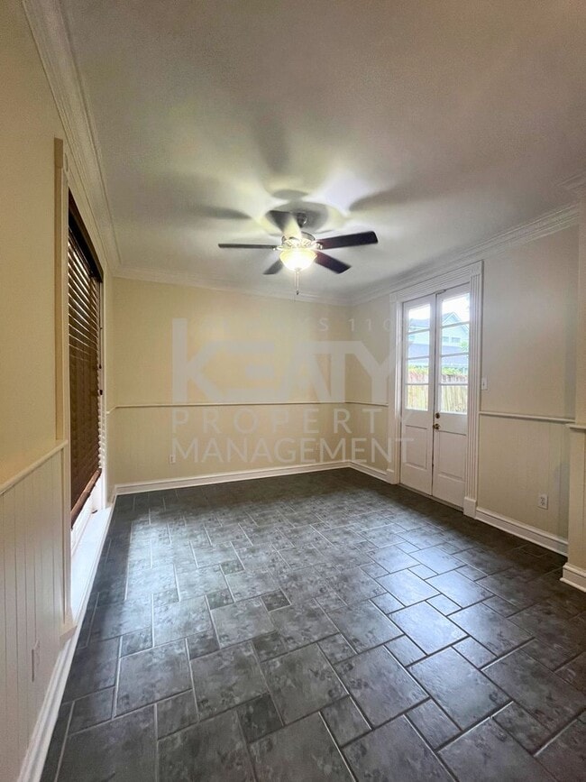 Building Photo - Extremely Spacious Townhouse Available in ...