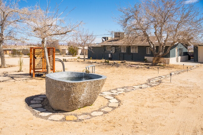 Building Photo - 6692 Valley View Dr