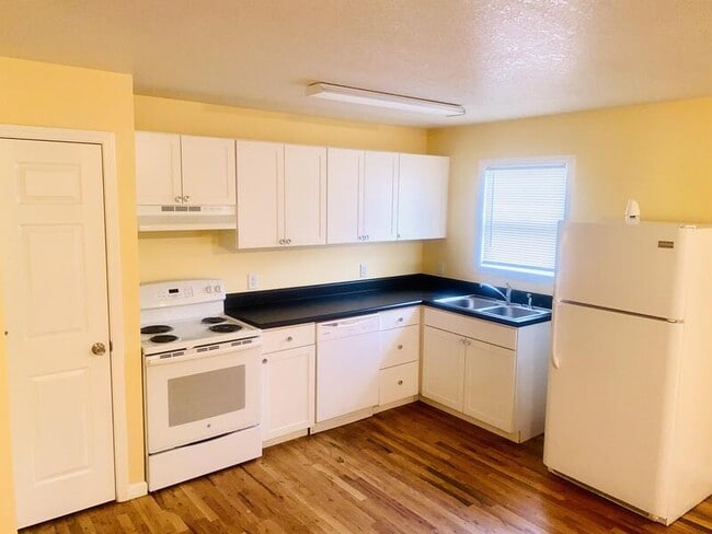 Building Photo - 50 Nancy St