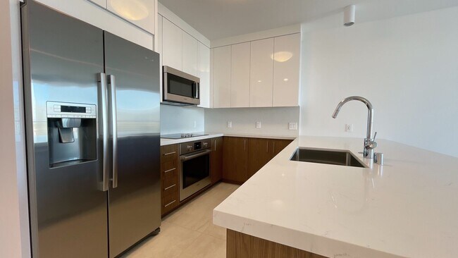 Foto del edificio - AZURE at Ala Moana - 1 Bed 1 Bath 1 Parking -Great location to Shopping & Restaurants