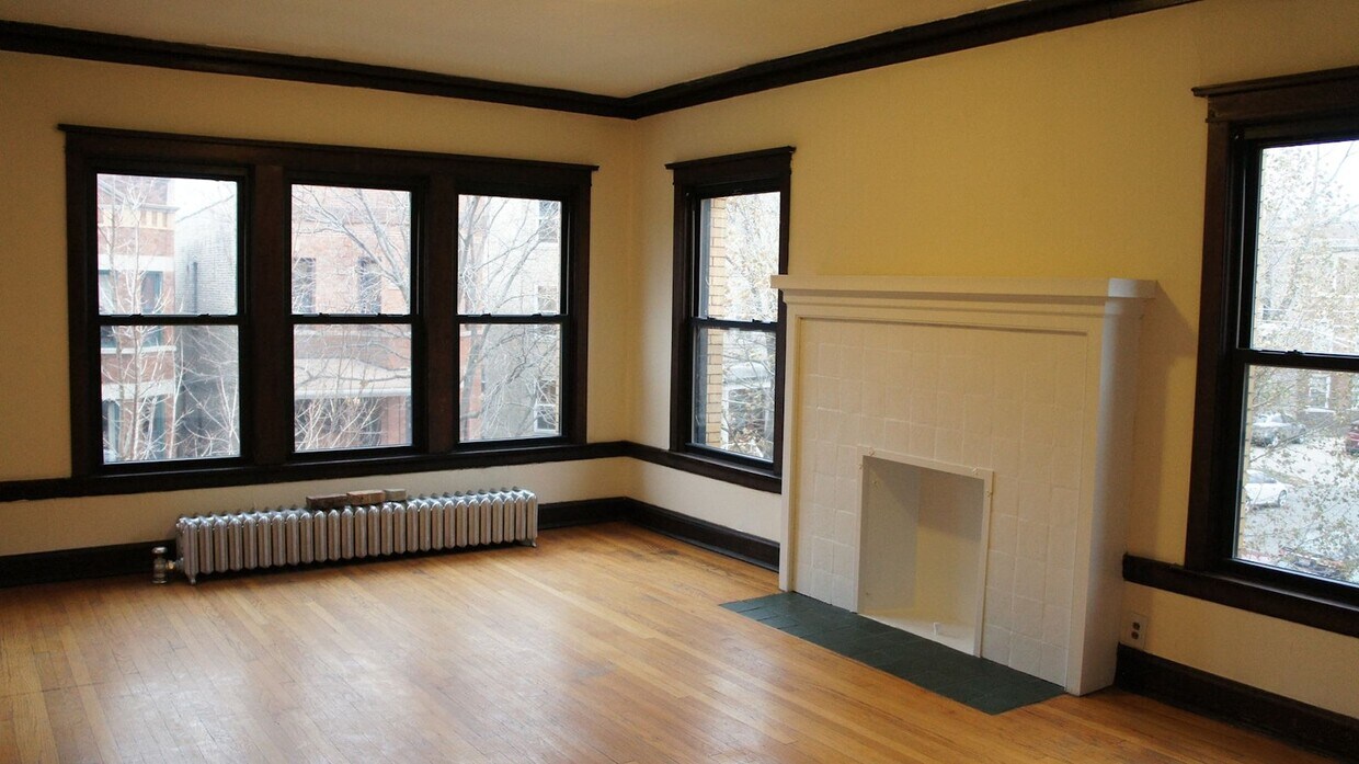 Primary Photo - 2428 N Sawyer Ave