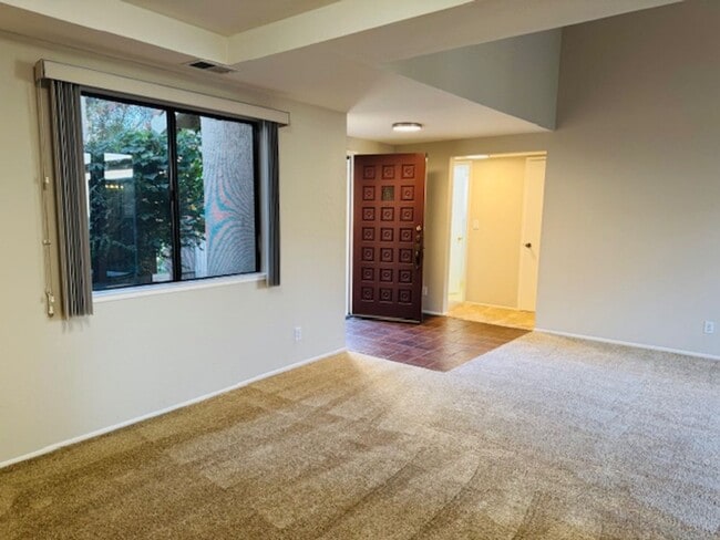 Building Photo - Wonderful, single level townhome w/attached garage available for move-in now!