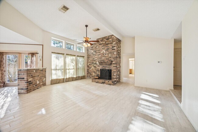 Foto del edificio - 1119 Downing Cir