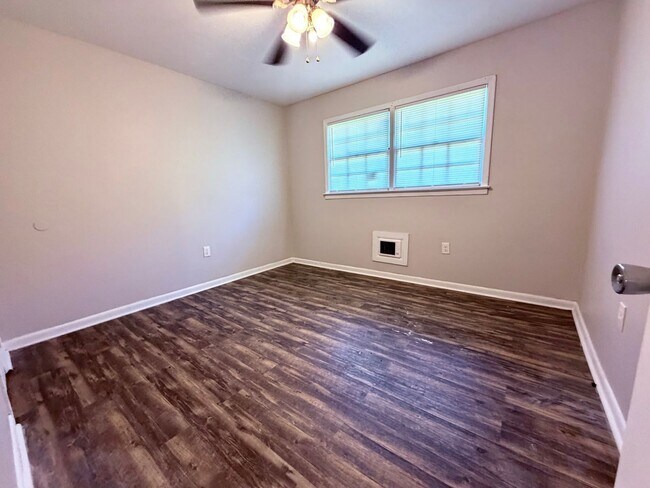Foto del edificio - 406 Russell Pkwy