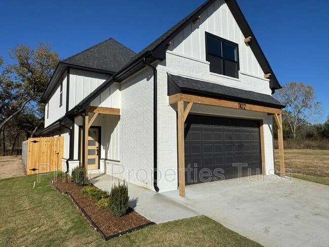 Building Photo - 1102 E Delmar Pl