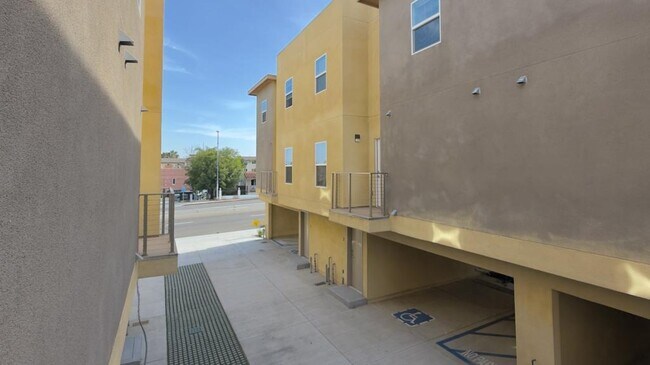 Foto del edificio - 4969 Imperial Ave