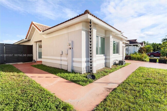 Foto del edificio - 18501 NW 55th Ave